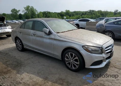 2016 Mercedes-Benz C 300 4Matic z USA, uszkodzony, nr VIN 55SWF4KB8GU099465